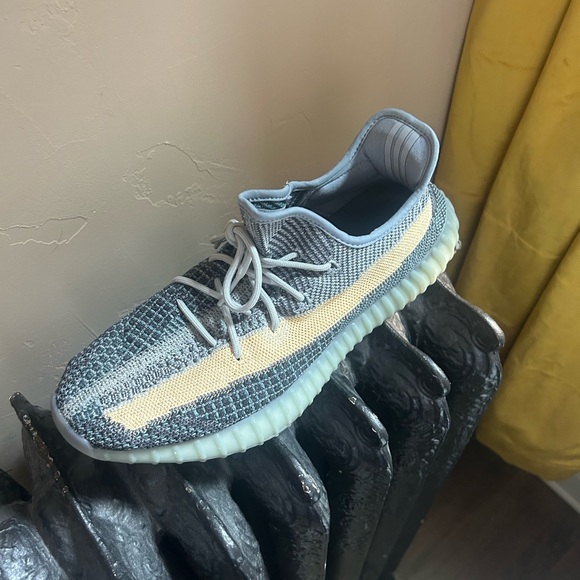 Yeezy Boost 350 V2 Ash Blue size 14 - Picture 1 of 4